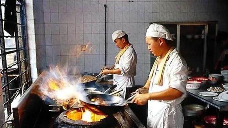 双乳根部被绑起来抽打调教